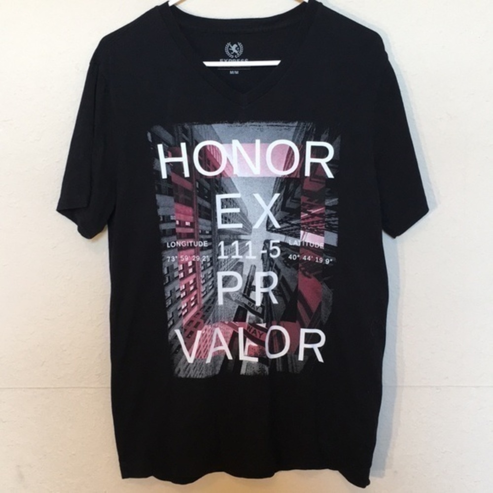 FINAL $ Express Graphic V neck T-shirt in black sz…